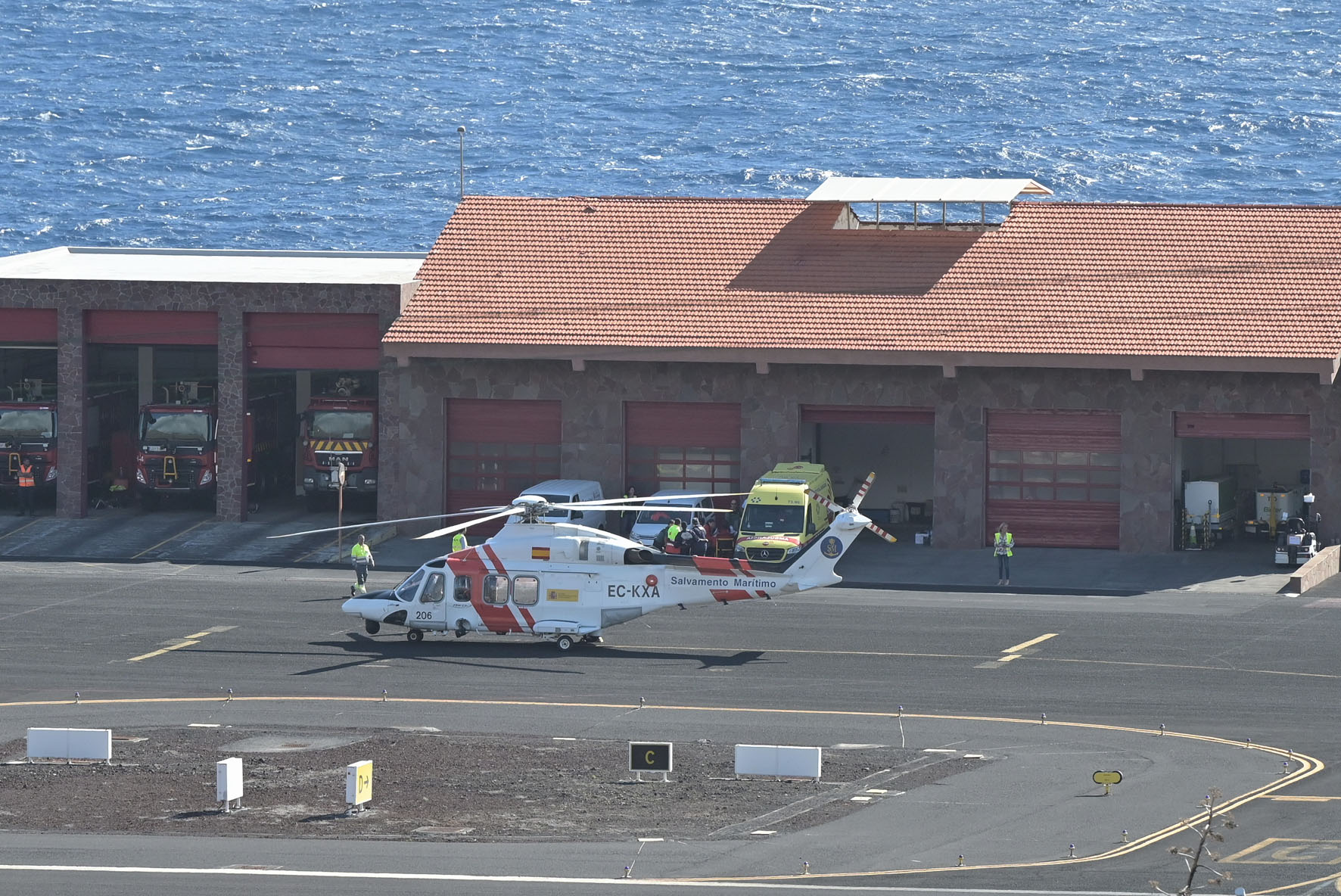 El helicóptero de Salvamento Marítimo, traslada a El Hierro a los 9 supervivientes de un cayuco localizado a 60 millas de la isla