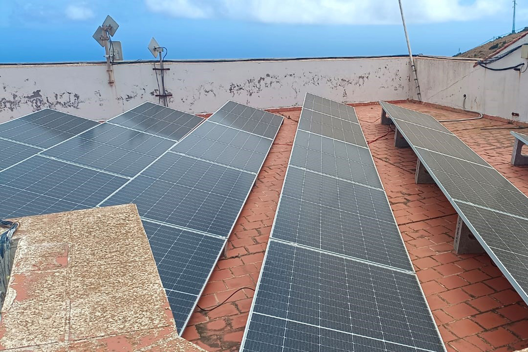 El Cabildo adecua su edificio central al uso de energías limpias y renovables, con la instalación 20 paneles solares en su cubierta